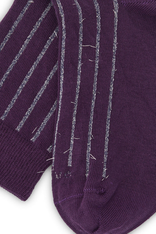 Calcetines media caña color púrpura con brillo lurex gris, 90 % algodón y detalle de logo en la puntera; fabricación española