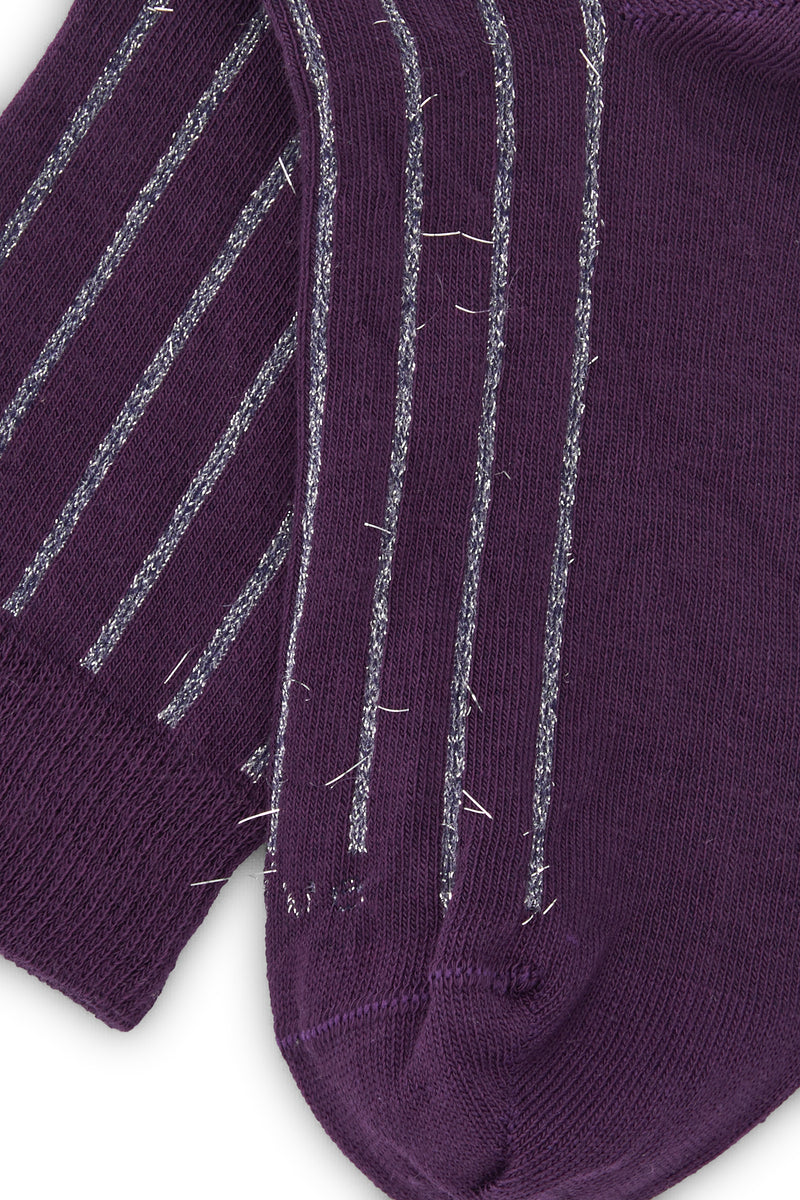 Calcetines media caña color púrpura con brillo lurex gris, 90 % algodón y detalle de logo en la puntera; fabricación española