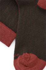 Calcetines mid-calf color verde con tejido canalé y mezcla de algodón, poliamida y lycra, detalle de logo bordado; fabricación española.