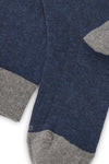 Calcetines knee-high azul oscuro con tejido canalé, mezcla de algodón y lycra, detalle de logo bordado; fabricación española.