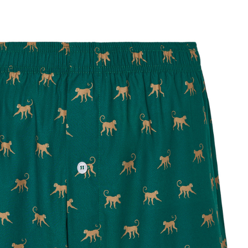 Ropa interior masculina en algodón verde con diseño de monos, cinturilla elástica y abertura con botonadura para máxima comodidad.