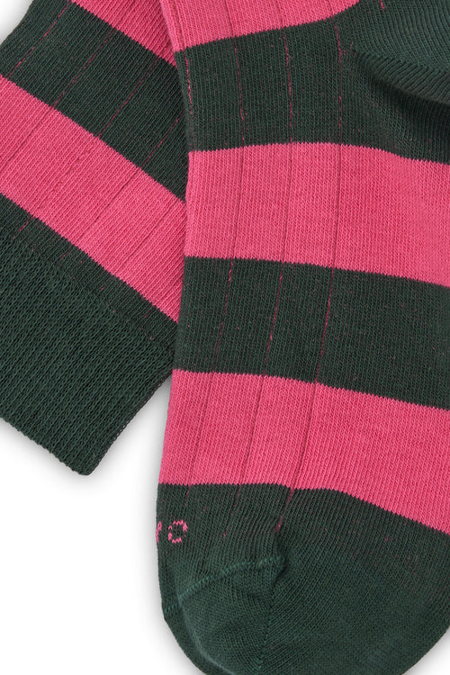 Calcetines mid-calf con franjas anchas verde esmeralda y rosa pastel, mezcla de algodón, poliamida y lycra; detalle de logo bordado y fabricación española.