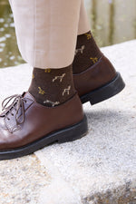 Calcetines largos con estampado safari marrón, 90 % algodón y logo bordado; estilo elegante y divertido, hechos en España.