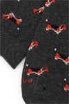 Calcetines knee-high gris oscuro con diseño de perros beagle, mezcla de algodón y lycra, detalle de logo, fabricación española.