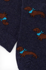  Calcetines azul marino con diseño de perro teckel, 100% algodón; detalle de logo y fabricación española.
