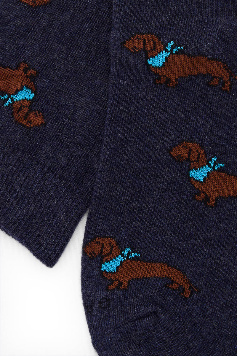  Calcetines azul marino con diseño de perro teckel, 100% algodón; detalle de logo y fabricación española.