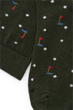 Calcetines knee-high verdes con diseño de palos y pelotas de golf, mezcla de algodón y lycra, detalle de logo, fabricación española.