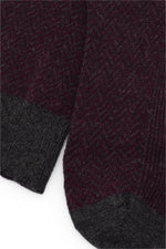 Calcetines knee-high burdeos con diseño espiga, mezcla de algodón y lycra, detalle de logo NAIVE, fabricación española.
