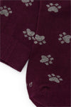 Calcetines mid-calf burdeos con diseño de huellas, mezcla de algodón y lycra, detalle de logo, fabricación española.