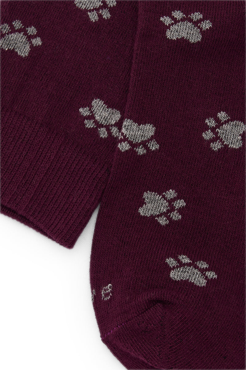 Calcetines mid-calf burdeos con diseño de huellas, mezcla de algodón y lycra, detalle de logo, fabricación española.