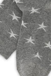 Calcetines mid-calf gris con estampado de estrellas y brillo lurex, mezcla de algodón, poliamida y lycra; detalle de logo bordado y fabricación española.