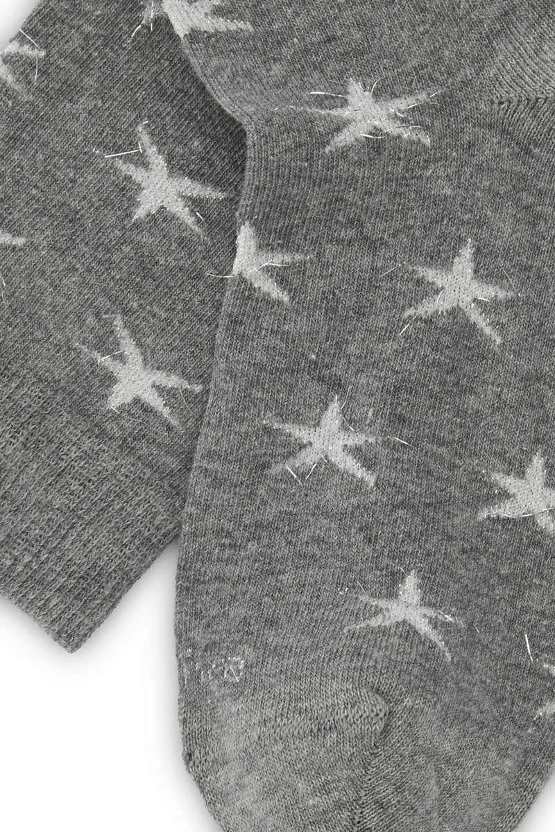 Calcetines mid-calf gris con estampado de estrellas y brillo lurex, mezcla de algodón, poliamida y lycra; detalle de logo bordado y fabricación española.