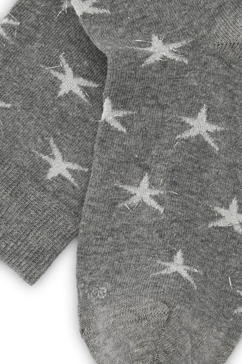 Calcetines mid-calf gris con destellos de hilo metalizado y estampado de estrellas, mezcla de algodón, poliamida y lycra; fabricación española.