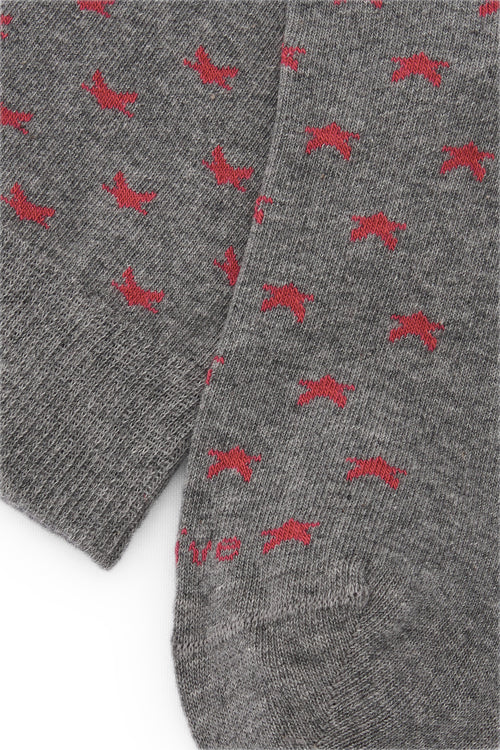 Calcetines knee-high con pequeñas estrellas, mezcla de algodón, poliamida y lycra; detalle de logo bordado, fabricación española.