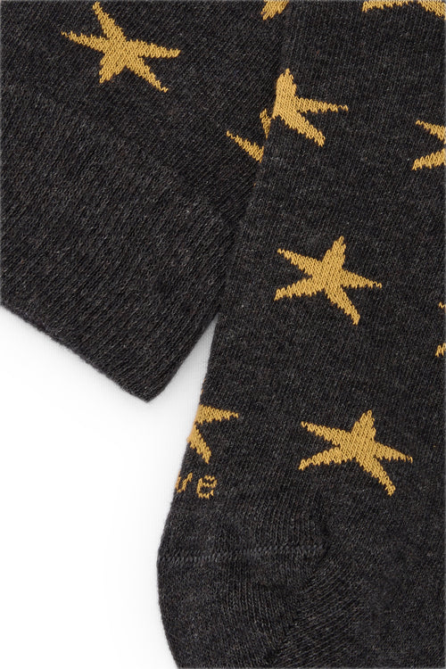 Calcetines mid-calf con diseño de estrellas, mezcla de algodón, poliamida y lycra; detalle de logo bordado y fabricación española.