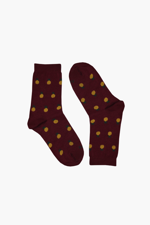 Conjunto de coloridos calcetines de niños brillantes secándose en el  tendedero 2916045 Vector en Vecteezy